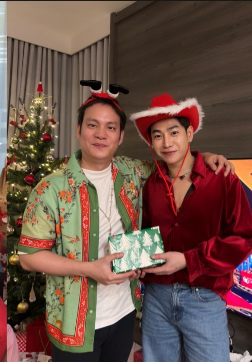 ที่เคยบอกว่าพี่เป๊กอะน่าเอ็นดูตั้งแต่บุคลิกแล้ว ยังไม่ต้องพูดคุยอะไรเลย คือแบบนี้อะ ทรงนี้คือเอ็นดูตั้งแต่เห็นหน้าปากซอยแล้ว ออร่าความน่ารักใจดีมันพุ่งออกมาเลย ยืนจิ๋วตัวเท่านิ้วก้อยตาหยีแก้มโย้ น่ารักจะบ้า🥰

#เป๊กผลิตโชค 
#PeckPalitchoke