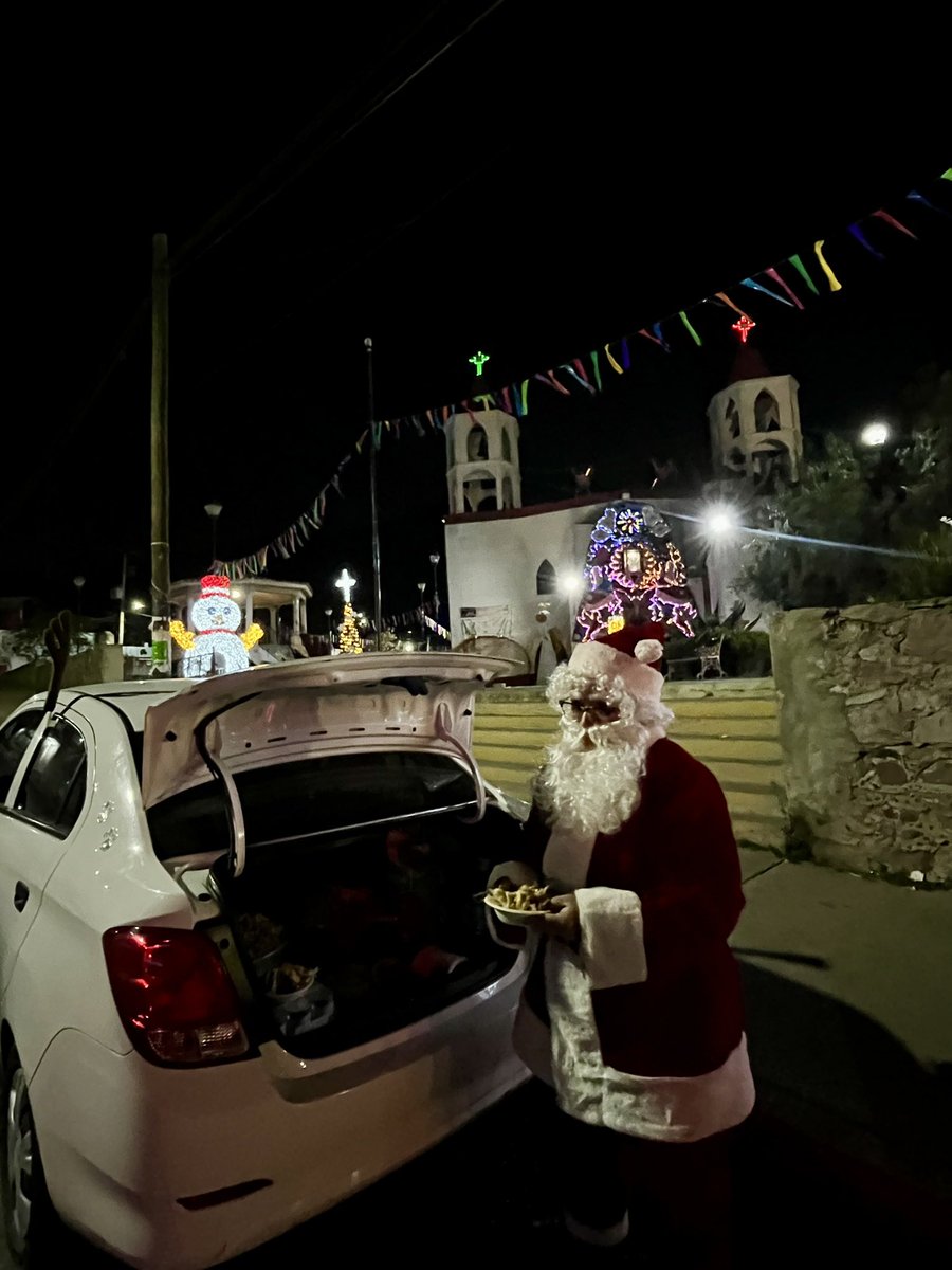 Queridos amigos 🐾
Así dio inicio el recorrido de Nochebuena de Santa de los Callejeritos🐾🎅 y sus ayudantes. 
Pollito🍗  desmenuzado y el trineo cargado en camino a repartir la cena a la primera manada 🤎🎄