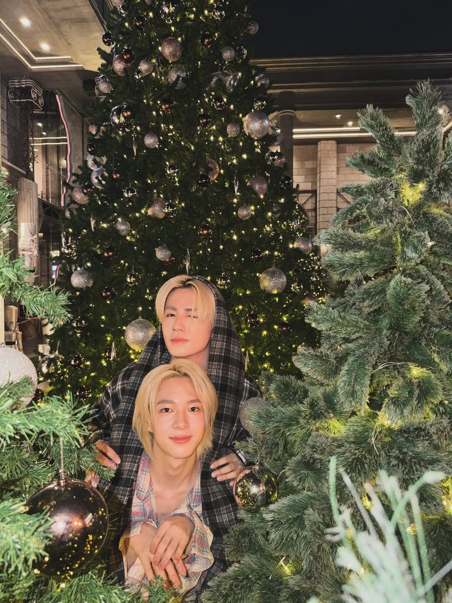 AfternoonZeeNew's tweet image. ◜IG : zeepruk ⌇

🗓 : 25.12.2025

Merry X'mas 🎄🎁🎅🏻

ZEENUNEW XMAS 25
#OurXMASisZEENUNEW

@zee_pruk @CwrNew
꒰ #ZeeNuNew #ซนซน ꒱