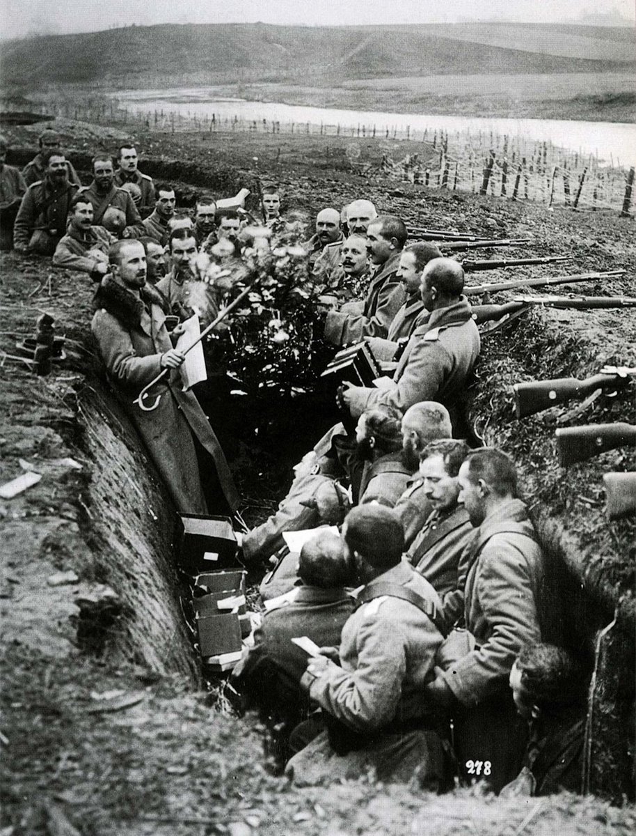 TodayinHistory's tweet photo. December 25, 1914: During World War I, unofficial Christmas truces occurred along the Western Front. 

British, French, and German soldiers temporarily stopped fighting to exchange greetings, sing carols, and play football in no man's land. https://t.co/00eah1jhsd