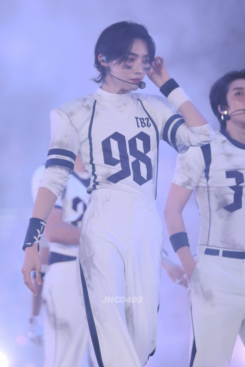 men’s waists be so small like what do u need that small waist for? for other men to grab?