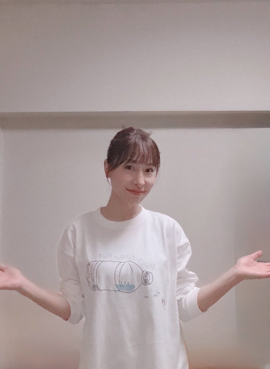 ガラパ<a href="/galapa_kun/">万能グローブ ガラパゴスダイナモス</a> の今回のグッズ‼️

このロンTめっちゃ可愛いですっ💕
デザインも色合いもとっても好み〜！！！
白と黒の２色展開🤍🖤

そして、このメッセージは？？
西メリ🎠見た人なら分かりますよねっw

#ガラパ
#西のメリーゴーランド
#ロンT