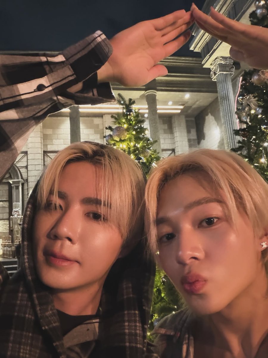 woainewofficial's tweet image. 【☁️📷】
 ©️ ig : zeepruk
🗓 : 25.12.2025

𝑴𝒆𝒓𝒓𝒚 𝑪𝒉𝒓𝒊𝒔𝒕𝒎𝒂𝒔 🎄❄️🧣

ZEENUNEW XMAS 25
#OurXMASisZEENUNEW

— @CwrNew ♡
#NuNew #NanaNu