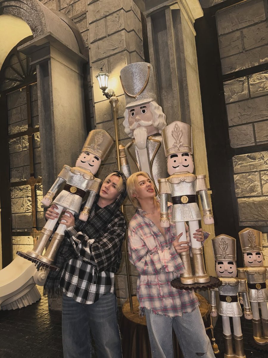 woainewofficial's tweet image. 【☁️📷】
 ©️ ig : zeepruk
🗓 : 25.12.2025

🎁🧸🎩

ZEENUNEW XMAS 25
#OurXMASisZEENUNEW

— @CwrNew ♡
#NuNew #NanaNu