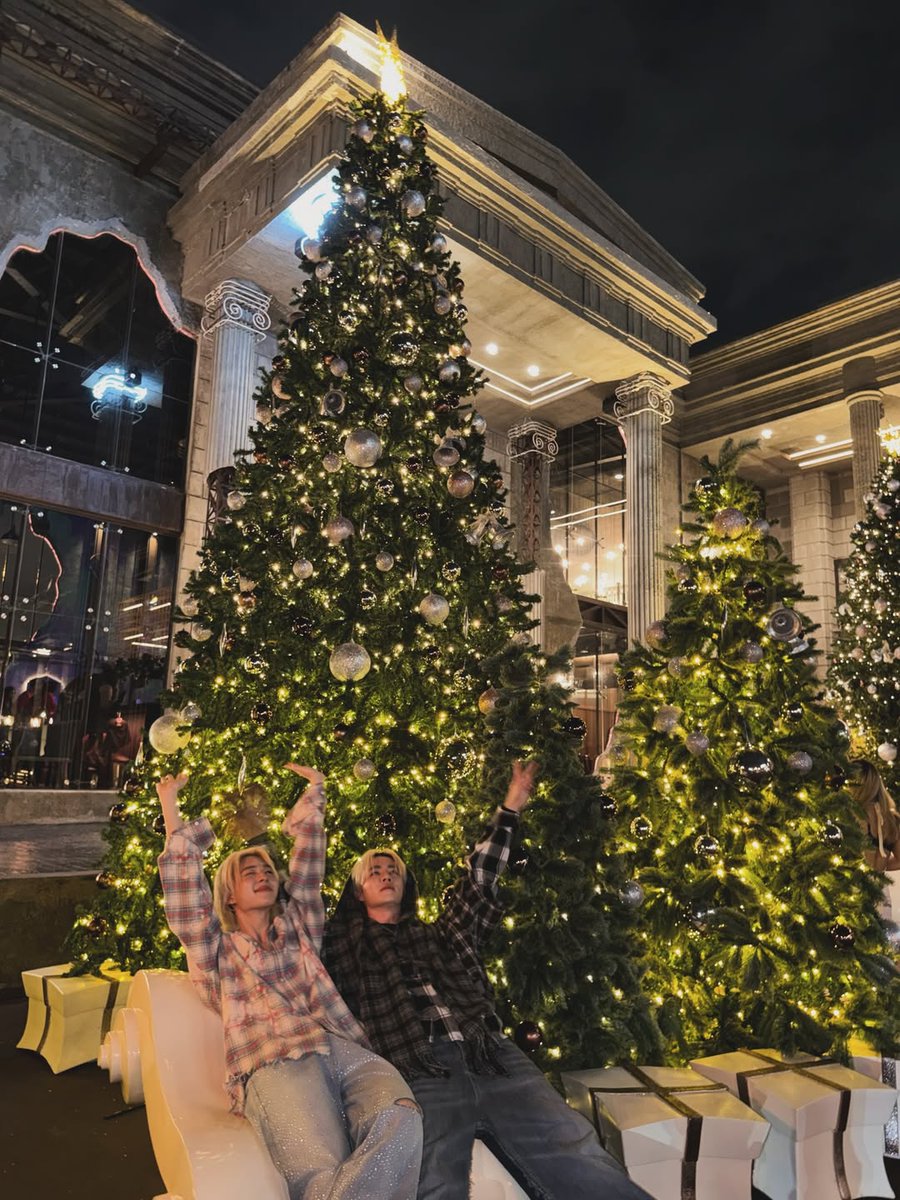 woainewofficial's tweet image. 【☁️📷】
 ©️ ig : zeepruk
🗓 : 25.12.2025

🎅🎁🎄

ZEENUNEW XMAS 25
#OurXMASisZEENUNEW

— @CwrNew ♡
#NuNew #NanaNu