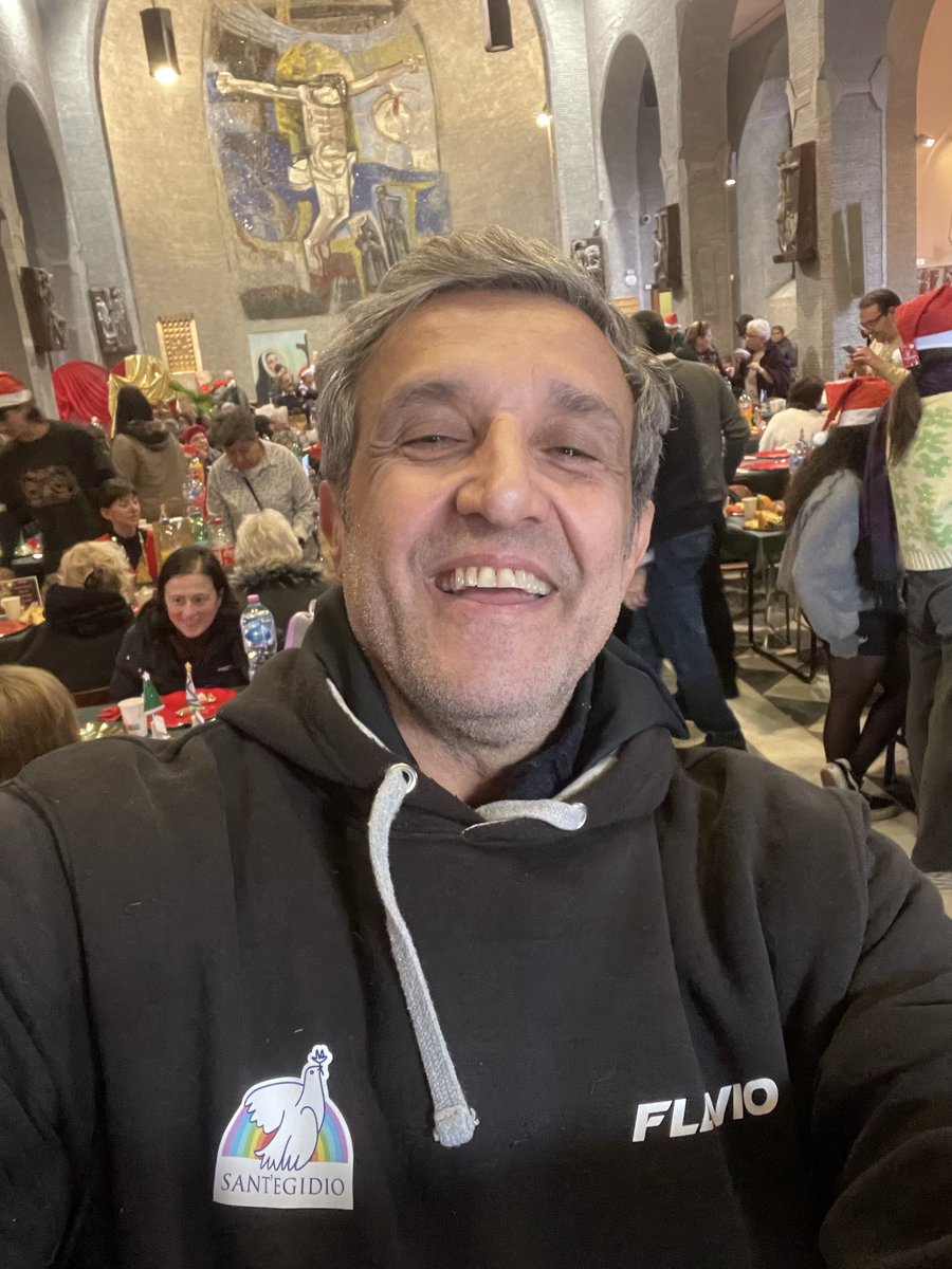 insinnaflavio's tweet photo. Lo diceva Gino Strada♥️aiutare, non solo a Natale. Seduti insieme gomito a gomito etnie diverse chisseneimporta aggiungi posti a tavola che stiamo meglio♥️fare la pace. Ripudiare le guerre ☮️ Resistere. Amare. Esserci per chi soffre♥️Auguri https://t.co/jRVvw0AfuO