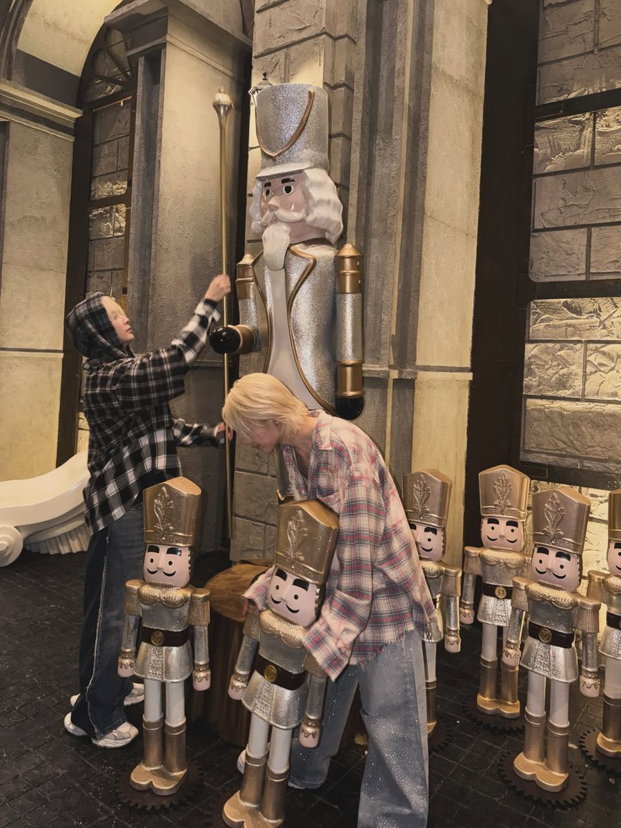 AfternoonZeeNew's tweet image. ◜IG : zeepruk ⌇

🗓 : 25.12.2025

คริสมาสต์แบบคนมีคู่ 🎄 🎅🏻

ZEENUNEW XMAS 25
#OurXMASisZEENUNEW

@zee_pruk @CwrNew
꒰ #ZeeNuNew #ซนซน ꒱