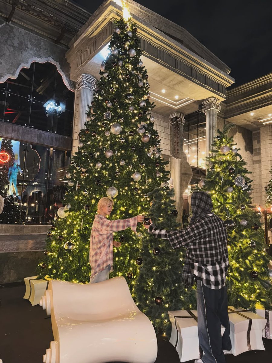 AfternoonZeeNew's tweet image. ◜IG : zeepruk ⌇

🗓 : 25.12.2025

คริสมาสต์แบบคนมีคู่ 🎄 🎅🏻

ZEENUNEW XMAS 25
#OurXMASisZEENUNEW

@zee_pruk @CwrNew
꒰ #ZeeNuNew #ซนซน ꒱