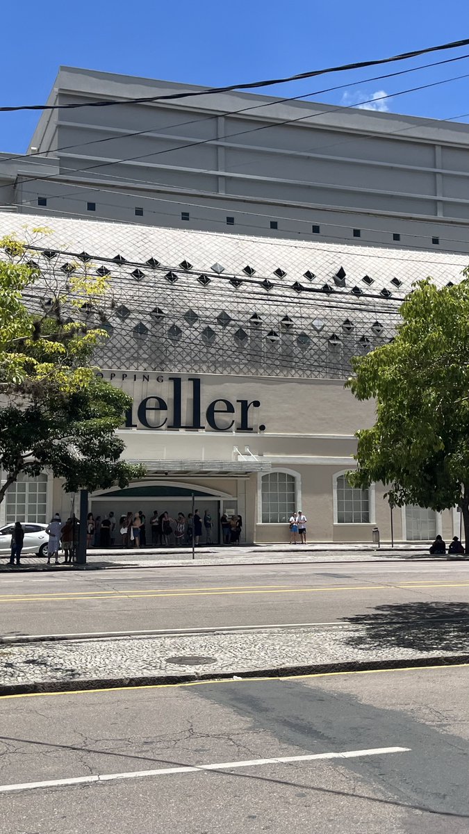 saveasbloom's tweet image. 25 de dezembro e a porta do shopping cheia de gente esperando abrir (não vai abrir)

o quão desgraçado vc tem que ser pqp