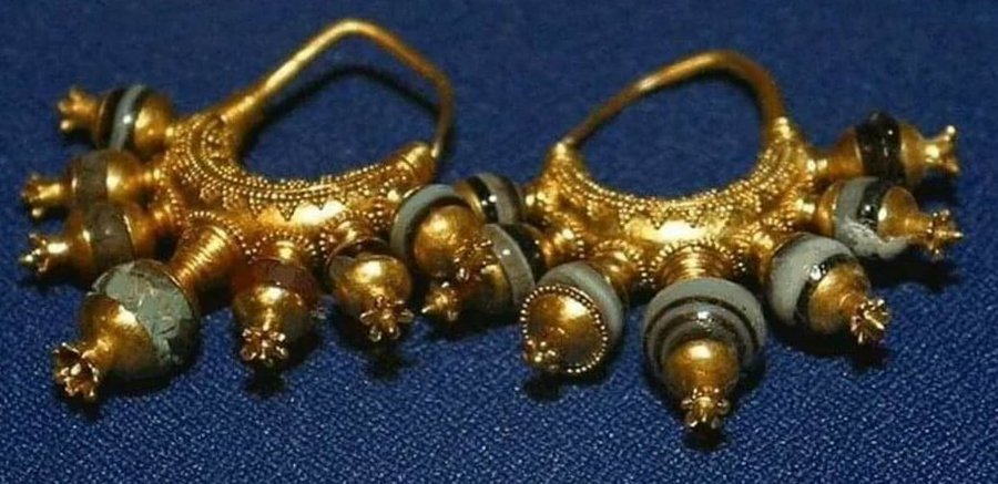 أقراط اذن اشورية ذهبية من نينوى تعود ملكيتها إلى الامبراطور الأشوري اشوربانيبال القرن السابع ق.م

Assyrian gold earrings from Nineveh belonging to the Assyrian Emperor Ashurbanipal, seventh century BC.