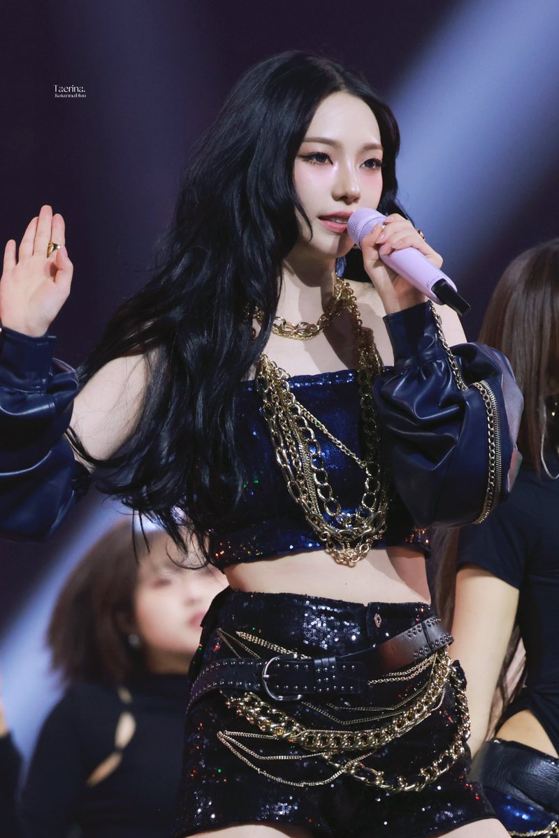 meisttokki's tweet image. KARINA ONCE AGAIN WRECKED ME 😵‍💫 THE SMOKEY MAKEUP OH GOD