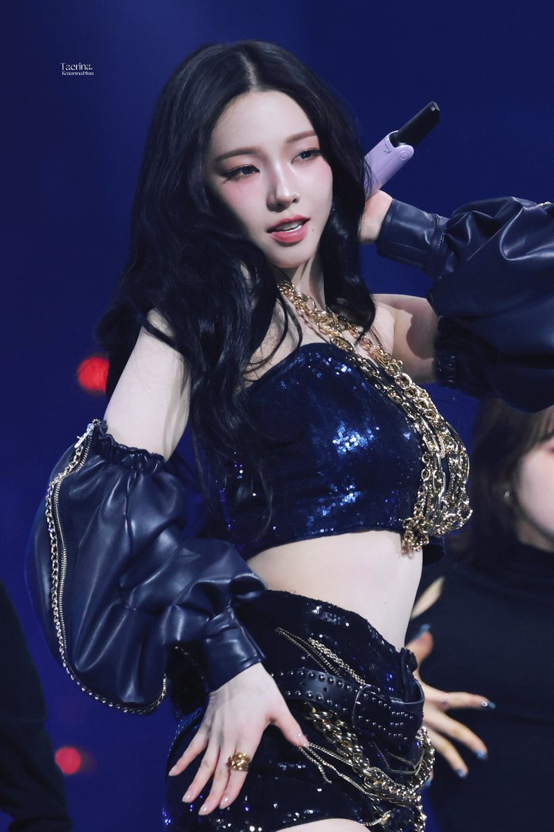 meisttokki's tweet image. KARINA ONCE AGAIN WRECKED ME 😵‍💫 THE SMOKEY MAKEUP OH GOD