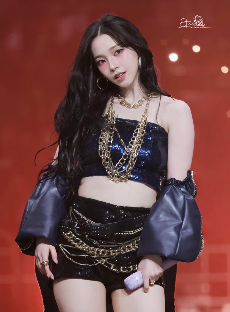 meisttokki's tweet image. KARINA ONCE AGAIN WRECKED ME 😵‍💫 THE SMOKEY MAKEUP OH GOD