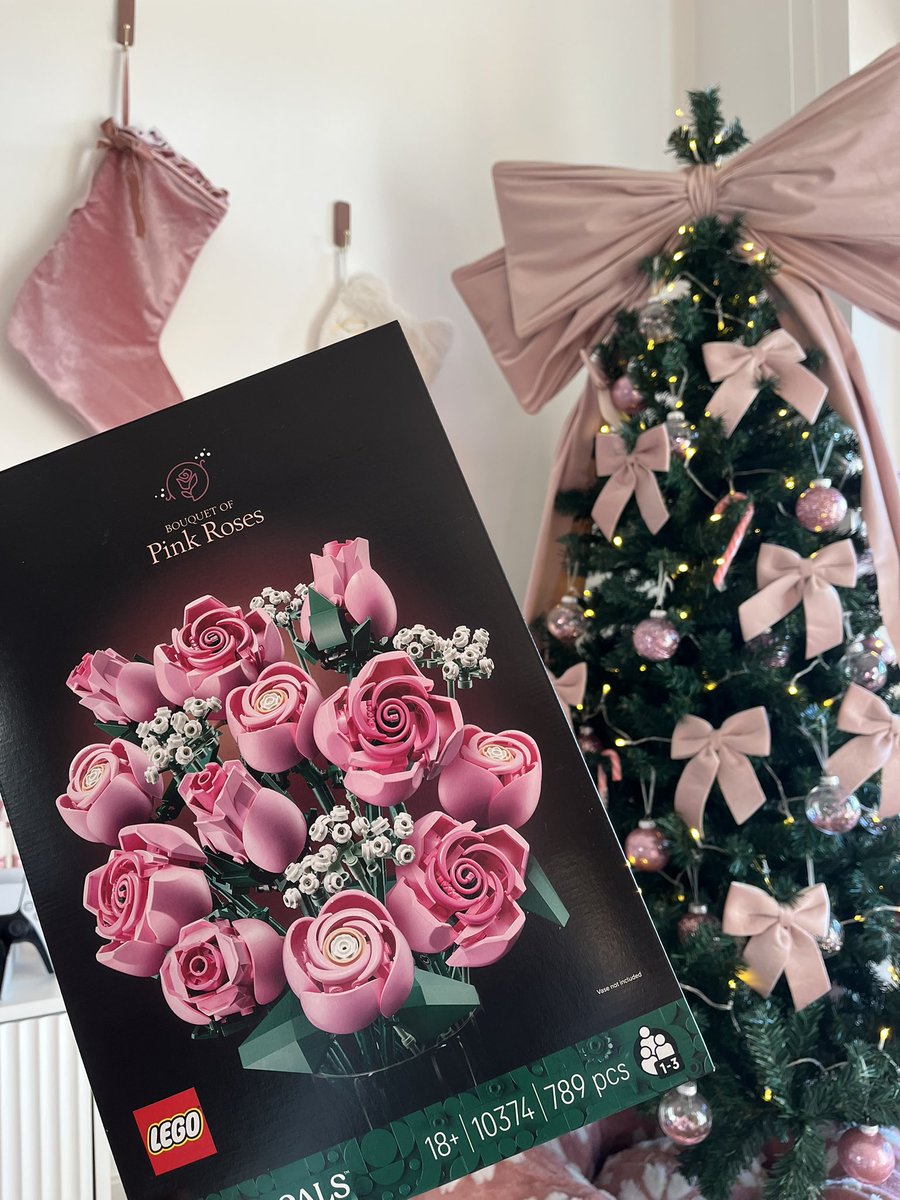 MiniMico's tweet image. Building some Lego before spending the rest of my Christmas playing Expedition 33 💕✨