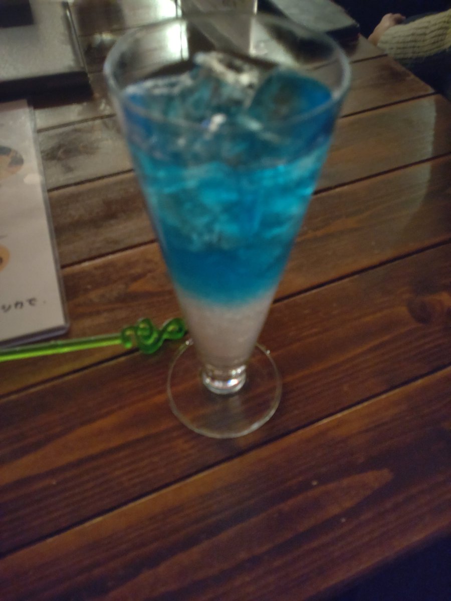 P99only's tweet image. #クリスマス
#音楽ライブ
今日は夜に音楽ライブ、鑑賞のため都内へ。雑多な用事でぐるぐる歩く。歩数計は1万７千歩超。
ライブはvoとsaxのユニットでクリスマスの曲も歌唱、演奏した。デビュー数カ月の若いアーティストだった。食事とドリンクですっかり酔いが回った。
#Mirage