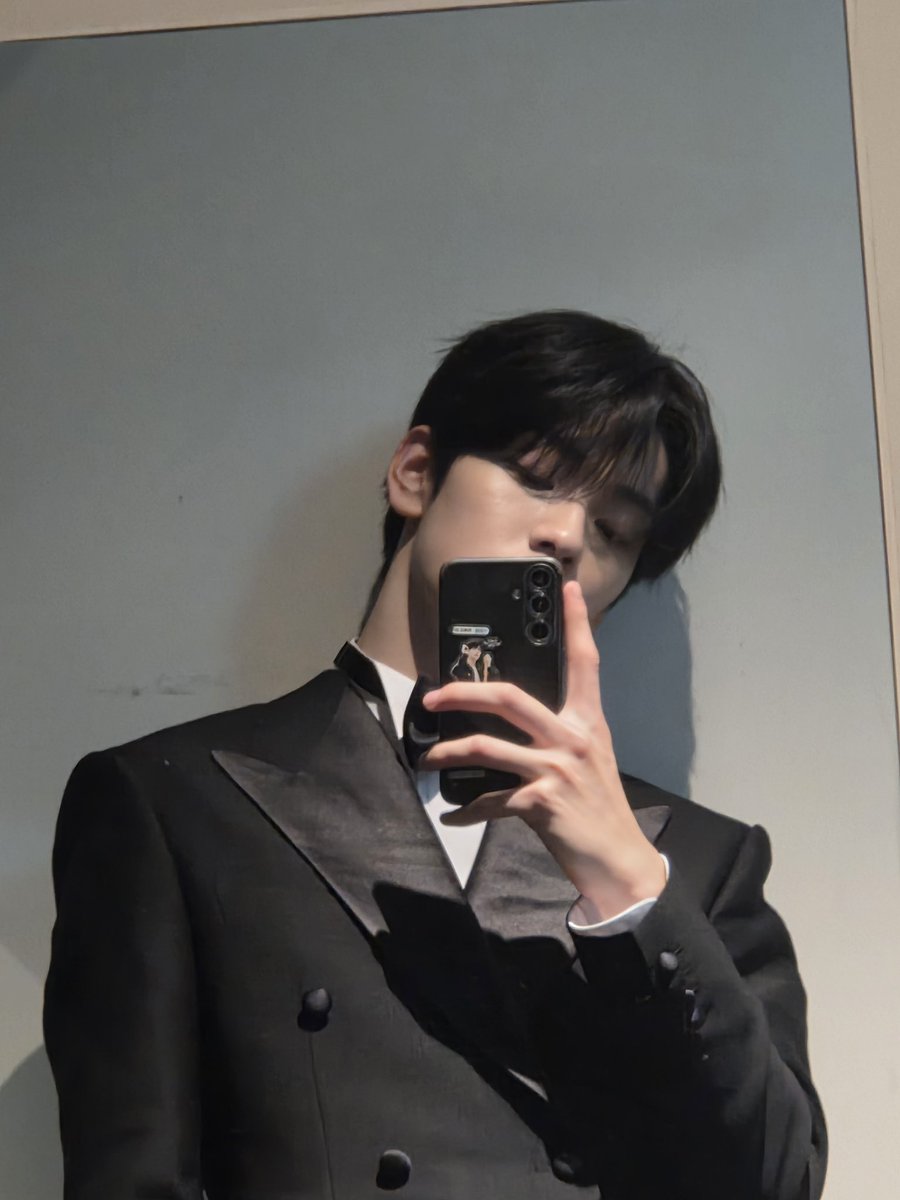 251225 #수빈 위버스 디엠

🐰 : 이런 정석 수트는 오랜만에 입는 것 같네
          입고 약간 낯설었어 ㅋㅋㅋ