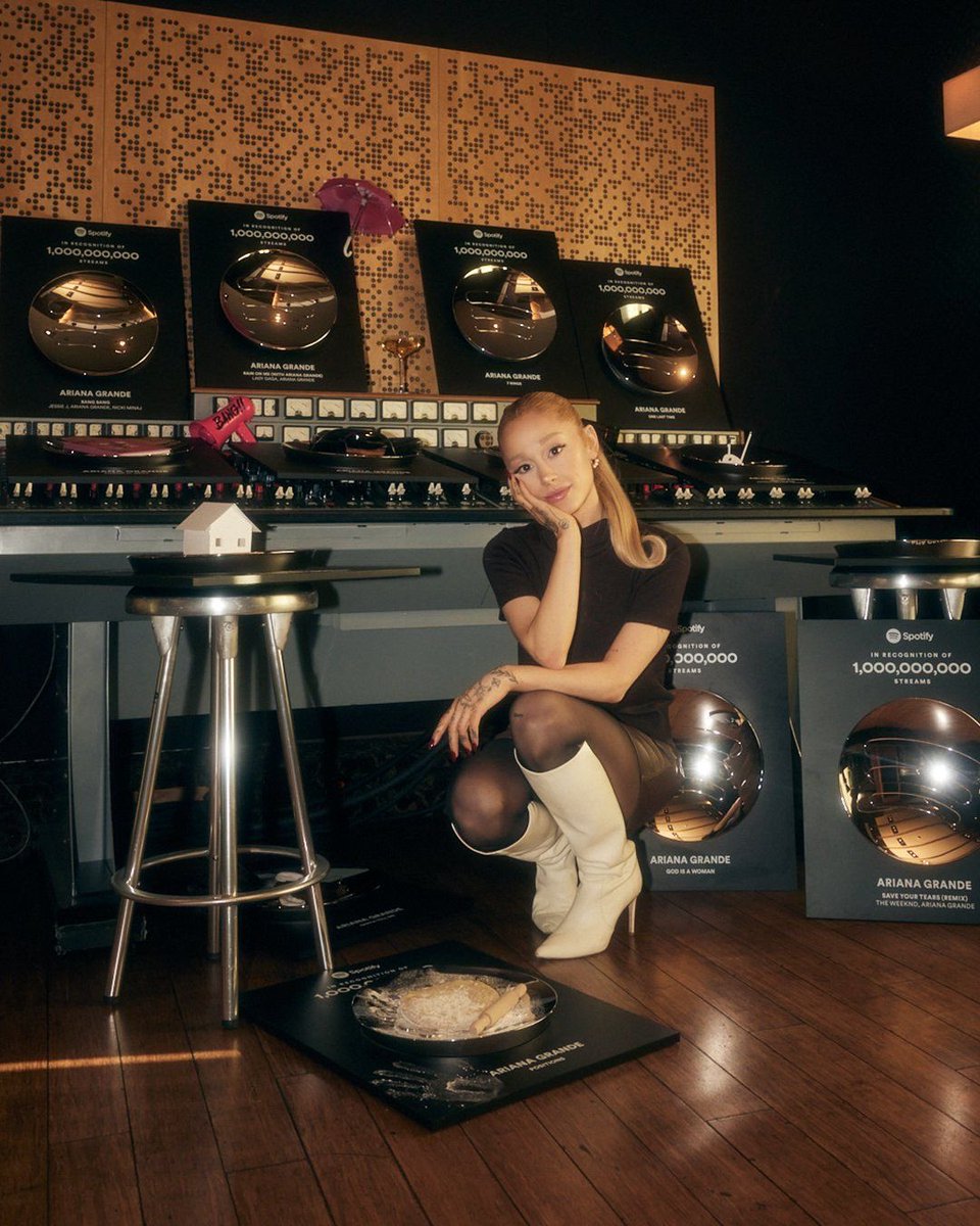 GrandeTourFR's tweet image. #INFO Ariana Grande détient désormais le record mondial du nombre d'auditeurs mensuels sur Spotify, avec 123,8 millions d'auditeurs 👑