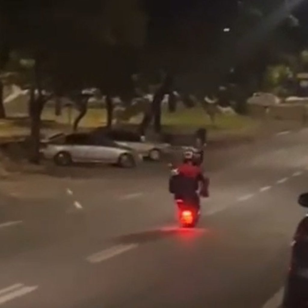 correiodeminas's tweet image. Motociclista sem capacete morre ao bater em poste durante rolezinho do grau; diversas cidades da região registram badernas #correiodeminas

#pmmg #baderna #confusão #perseguição #rolezinhos #correiodeminasonline

correiodeminas.com.br/2025/12/25/mot…