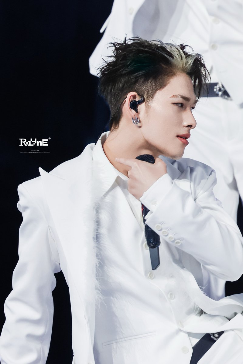 ksnmura's tweet image. so ni-ki also got an eyebrow slit 🫠