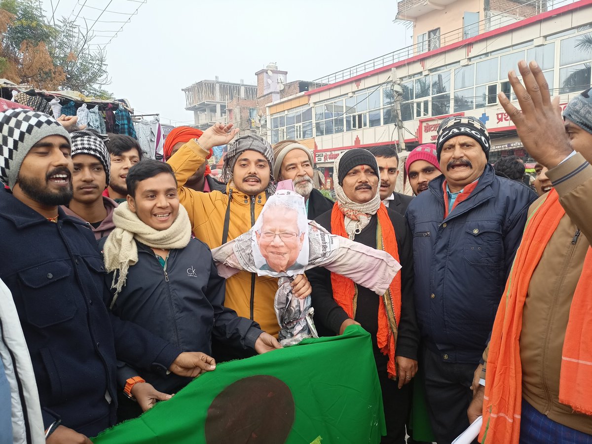 ankitkumarvhp's tweet photo. विश्व हिन्दू परिषद् सह बजरंग दल मोतिहारी के द्वारा बांग्लादेश में हो रहे हिन्दू नर संहार के विरुद्ध प्रदर्शन किया गया जिसका नेतृत्व मोतिहारी के नगर मंत्री अ���कित कुमार ने किया। #ankitvhp #leader #BajrangDal #motihari #VHP #ankitkumar https://t.co/NHmP2onpNI