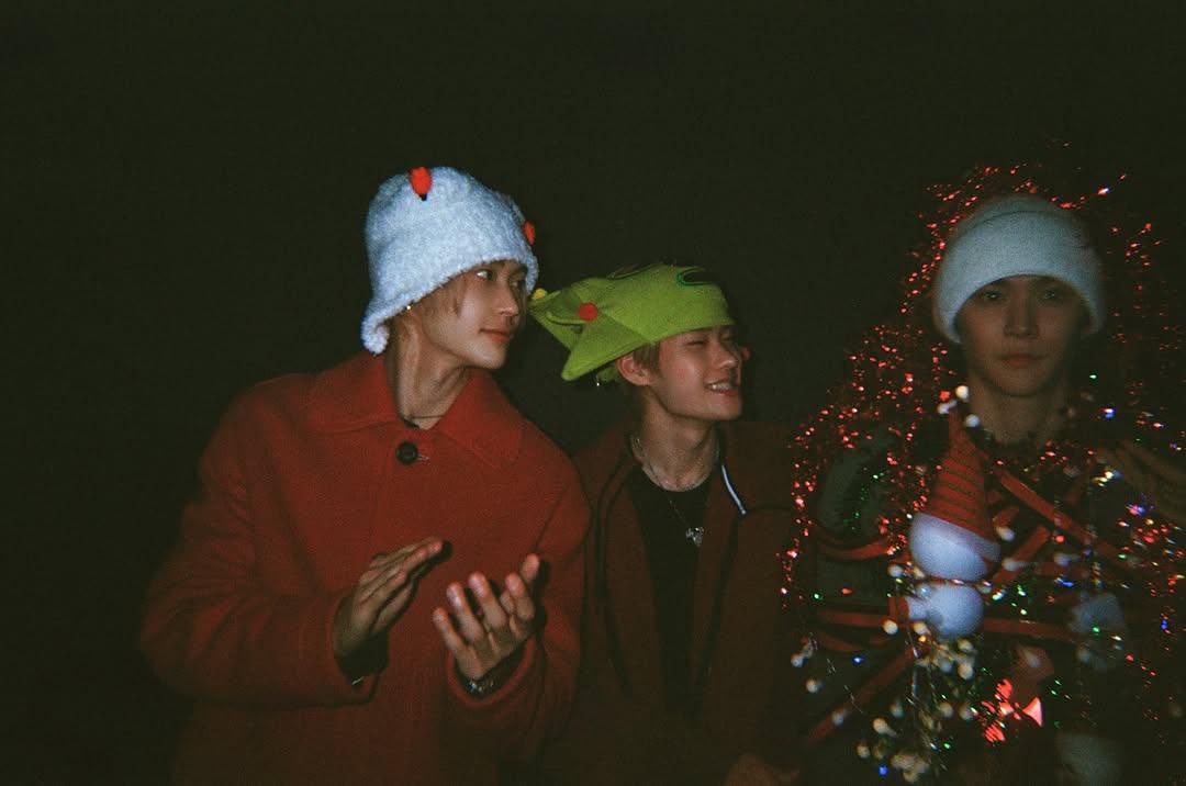 wonbimpark's tweet image. Merry Christmas and happy holidays! 🎄