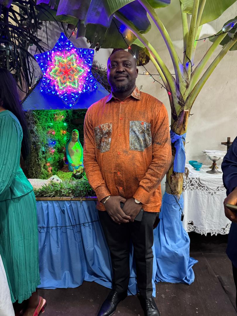 Joyeux et heureux Noël à tous. 
Que la lumière de Noël éclaire chacun de vos pas, aujourd’hui et tout au long de l’année à venir. ✨🎄
Hon. Théoveul LOTIKA.