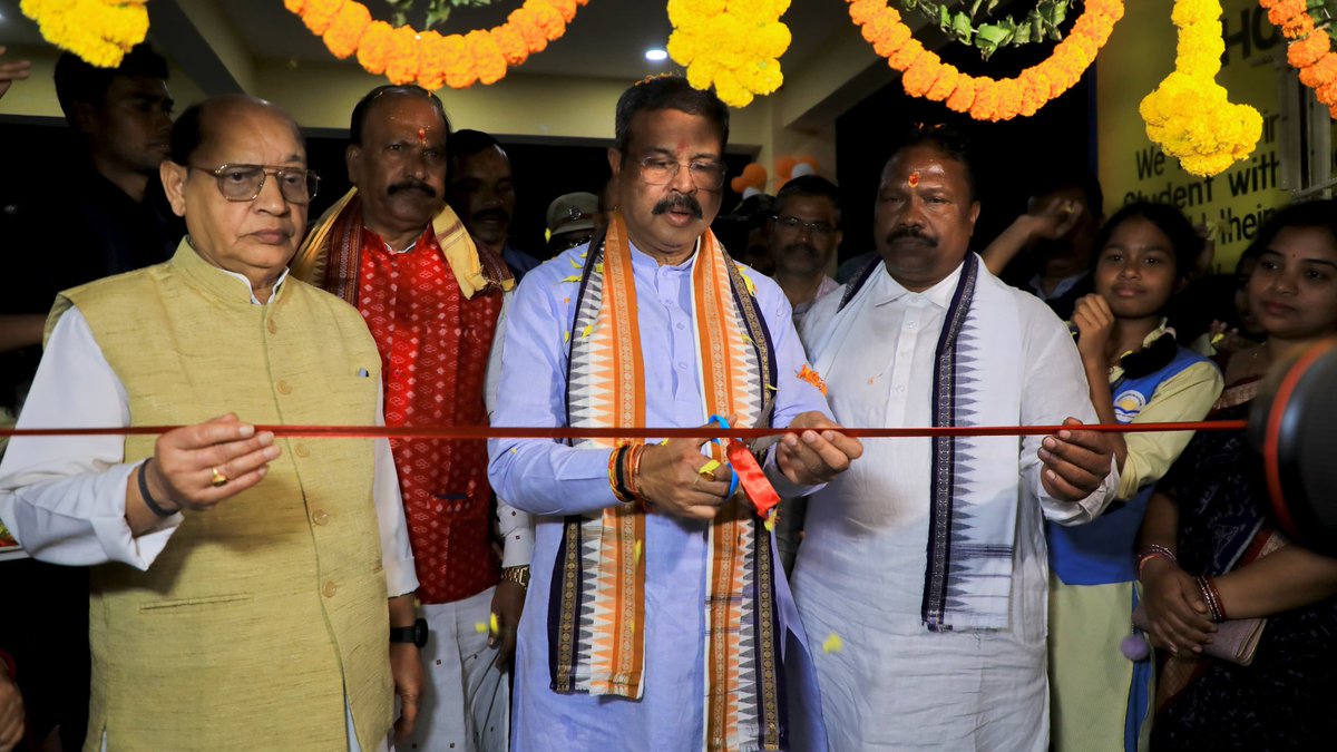 dpradhanbjp's tweet photo. ସମ୍ବଲପୁର ରେଢ଼ାଖୋଲ ରାମପୁର ଠାରେ ନୂତନ ଭାବେ ଲୋକାର୍ପିତ ଓଡ଼ିଶା ଆଦର୍ଶ ବିଦ୍ୟାଳୟ ପରିଦର୍ଶନ କରିବା ସହ ଛାତ୍ରଛାତ୍ରୀମାନଙ୍କୁ ଫଳ ବିତରଣ କରି ଅତ୍ୟନ୍ତ ଆନନ୍ଦିତ । https://t.co/KDOBX1Ulv4