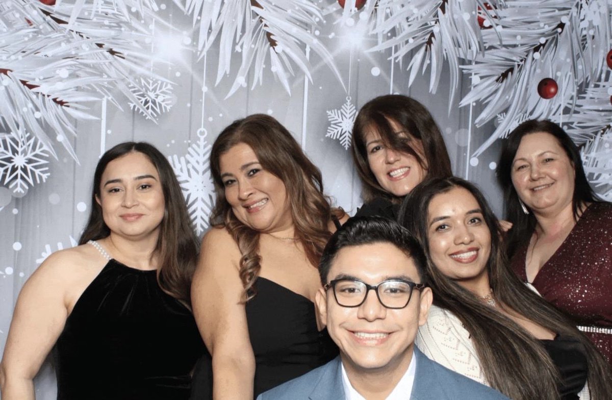 JorgeRedrovan94's tweet photo. Grateful for a great team and good energy at work. 🎄
Moments like these matter. #Northwellhealth #Christmas #TBThursday https://t.co/IiUGTLxcCu