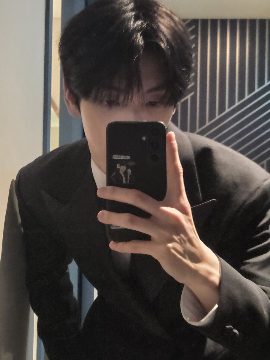 translatingTXT's tweet image. [251225] weverse dm 🐰💬

🐰 i think i wore this kind of standard suit for the first time in a long while
🐰 it felt kinda strange after i put it on hahaha