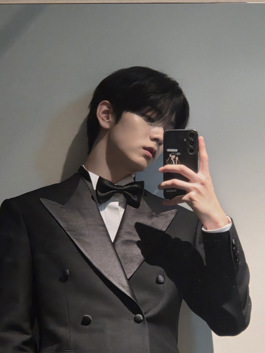 translatingTXT's tweet image. [251225] weverse dm 🐰💬

🐰 i think i wore this kind of standard suit for the first time in a long while
🐰 it felt kinda strange after i put it on hahaha