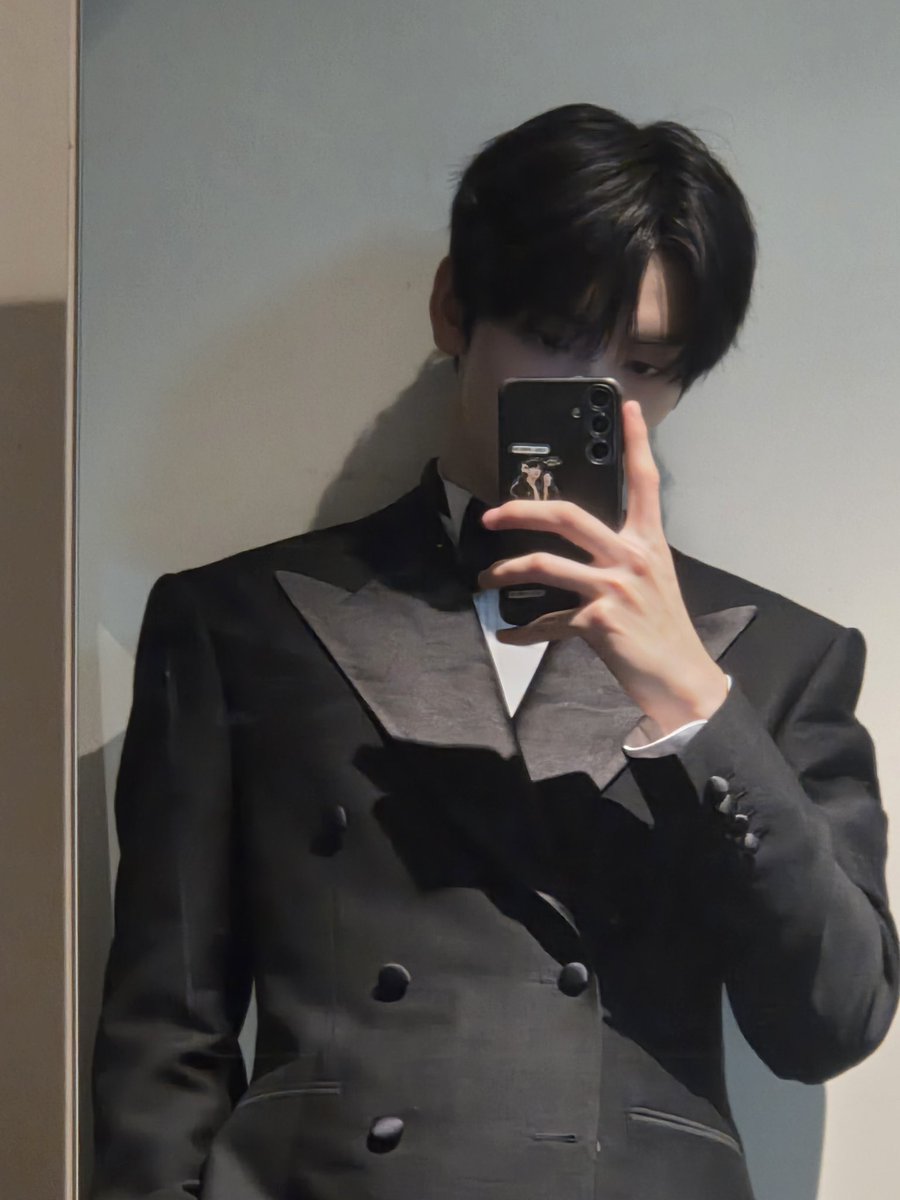 translatingTXT's tweet image. [251225] weverse dm 🐰💬

🐰 i think i wore this kind of standard suit for the first time in a long while
🐰 it felt kinda strange after i put it on hahaha