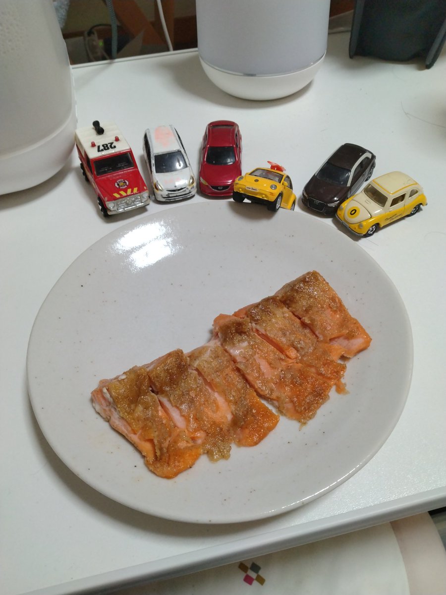 Sankyu_1010's tweet photo. クリボッチで1人やけど、シャケを食えてサイコー
※供え物の野菜を買い忘れたのでミニカー置いています。
#クリスマスにはシャケを食え https://t.co/6zm1BZjT4I
