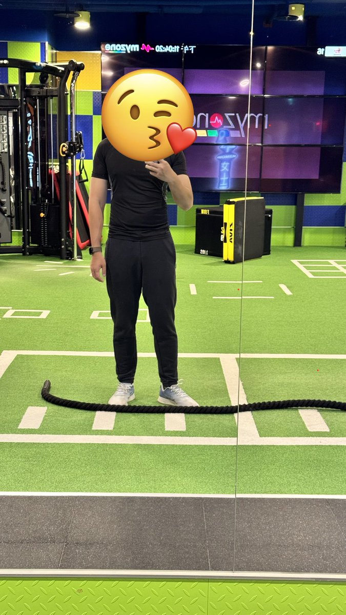 黑色顯瘦。（年末吃太多🤣🤣)