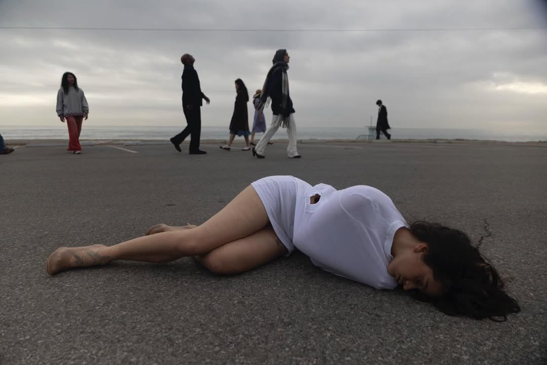 rosaliacrave's tweet image. this immediately made me think of the bagdad lyrics:

“pasaban, la miraban
la miraban sin ver na
solita en el infierno
en el infierno está atrapá”