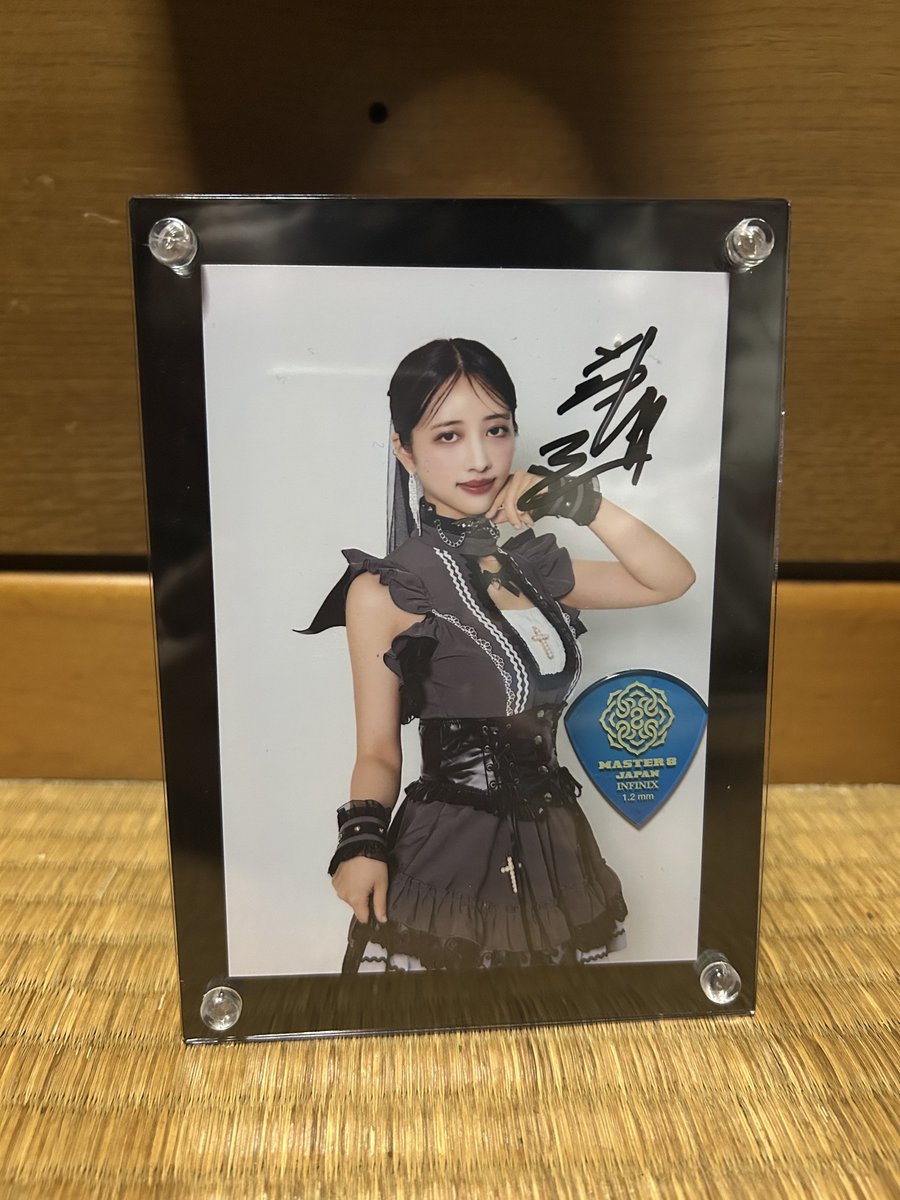 台北公演　米澤茜　直筆サイン入りA3ポスター 昨日のサイン入りブロマイドとピックは こんな感じで飾ります💓 #米澤茜