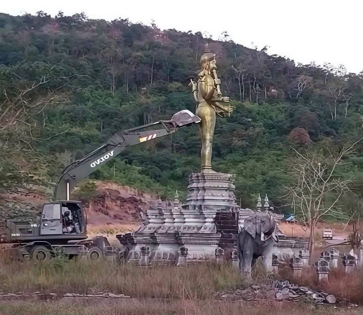 Jing_jing544's tweet image. The Lord Vishnu statue in Cambodia was built to show respect and reverence for several religious, cultural, and historical reasons. It is not just a statue for display , but to respect the religious.

Thailand destroyed not only Lord Vishnu’s statue, but also Hindu temples of…