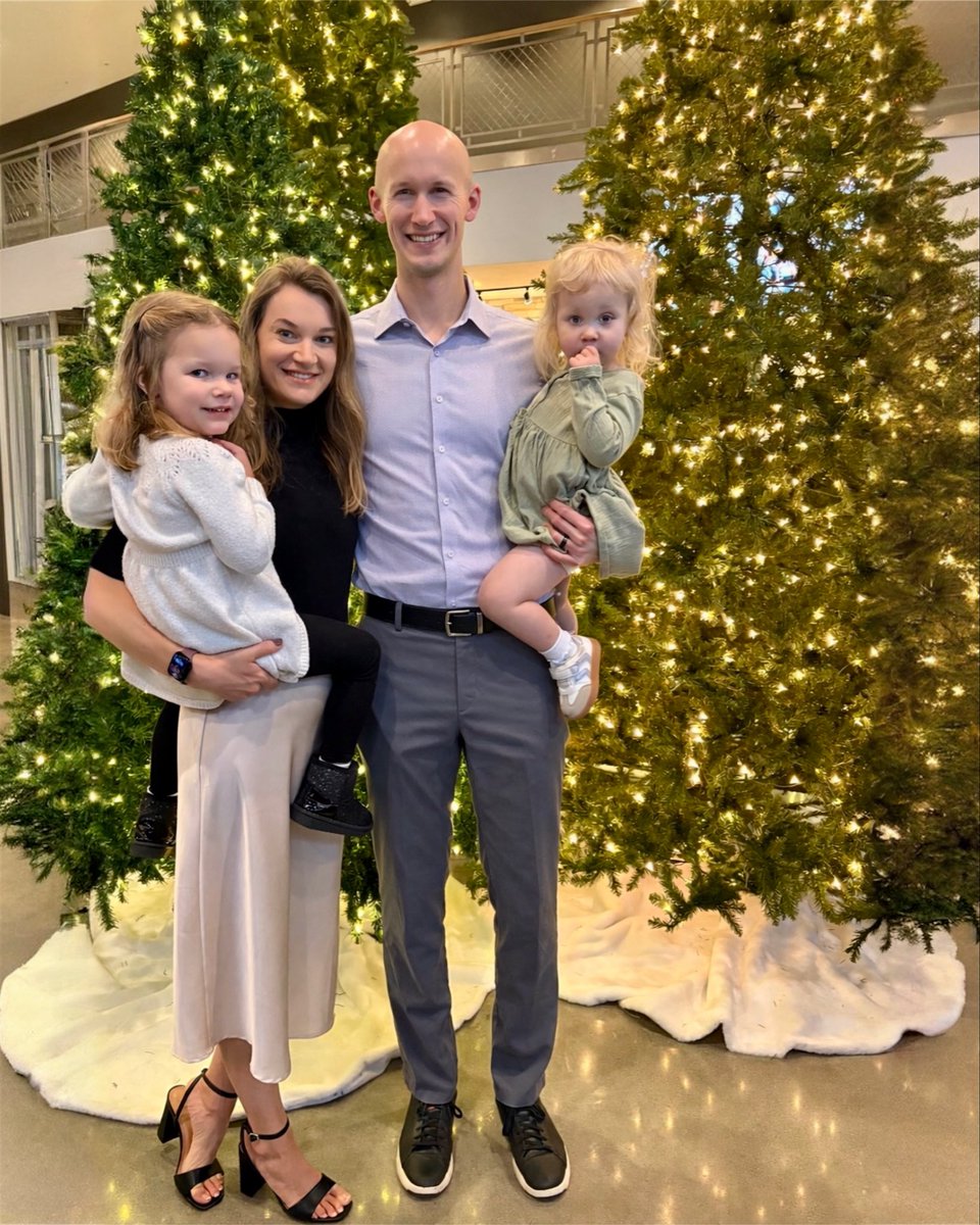 TaySanderson10's tweet photo. Merry Christmas from the Sanderson’s! 🎄 https://t.co/KadlWWRAY1