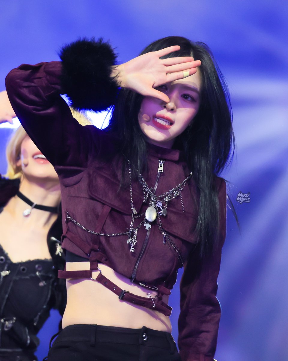 MidzyMouse's tweet image. 251225 SBS Gayo Daejeon HD🐱

너무 잘생겨서 정신 못 차리겠어!!!!!
❤️💙❤️💙❤️💙❤️💙❤️💙❤️

#류진 #RYUJIN #있지 #ITZY 
@ITZYofficial