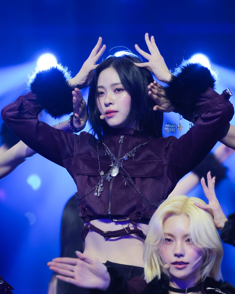 MidzyMouse's tweet image. 251225 SBS Gayo Daejeon HD🐱

너무 잘생겨서 정신 못 차리겠어!!!!!
❤️💙❤️💙❤️💙❤️💙❤️💙❤️

#류진 #RYUJIN #있지 #ITZY 
@ITZYofficial