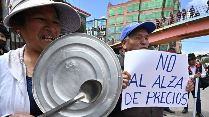 laepocabo's tweet photo. #25DeDiciembre #Bolivia #Economía #FinDeAño 
¿Cuáles son las #perspectivas de Bolivia para el #Año2026 ante el reciente #cambio de #Gobierno?👇
https://t.co/Yxdn48YH0a https://t.co/Q3isUcm7V4