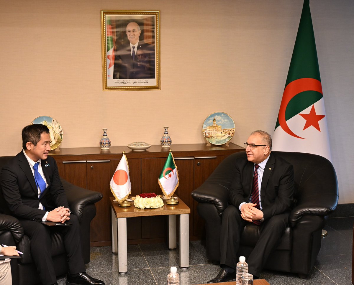 Algeria_MFA's tweet image. عقد صبيحة هذا الخميس، 25 ديسمبر 2025، الأمين العام لوزارة الشؤون الخارجية، السيد لوناس مقرمان، جلسة عمل مع السيد يوهي أويشي، نائب وزير الشؤون الخارجية البرلماني لليابان @MofaJapan_en بمناسبة الزيارة الرسمية التي يقوم بها إلى الجزائر.

🇩🇿🇯🇵