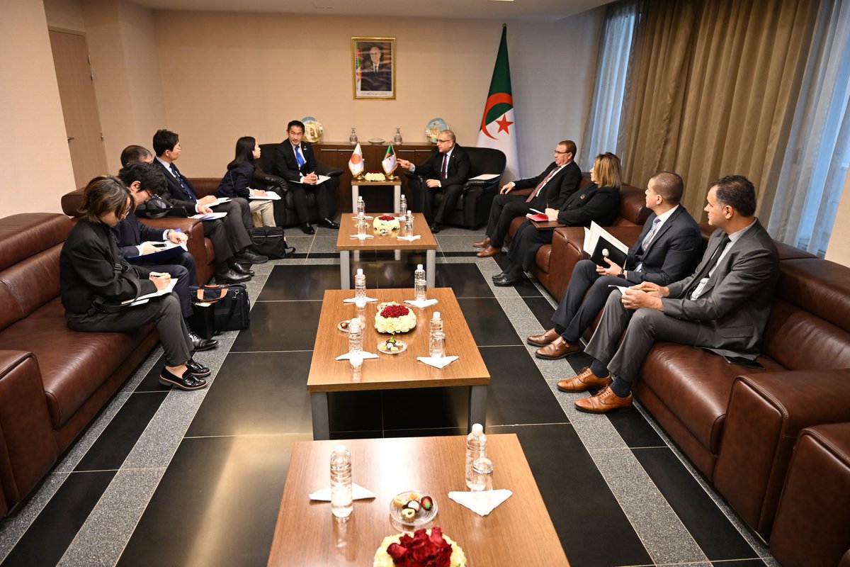 Algeria_MFA's tweet image. عقد صبيحة هذا الخميس، 25 ديسمبر 2025، الأمين العام لوزارة الشؤون الخارجية، السيد لوناس مقرمان، جلسة عمل مع السيد يوهي أويشي، نائب وزير الشؤون الخارجية البرلماني لليابان @MofaJapan_en بمناسبة الزيارة الرسمية التي يقوم بها إلى الجزائر.

🇩🇿🇯🇵