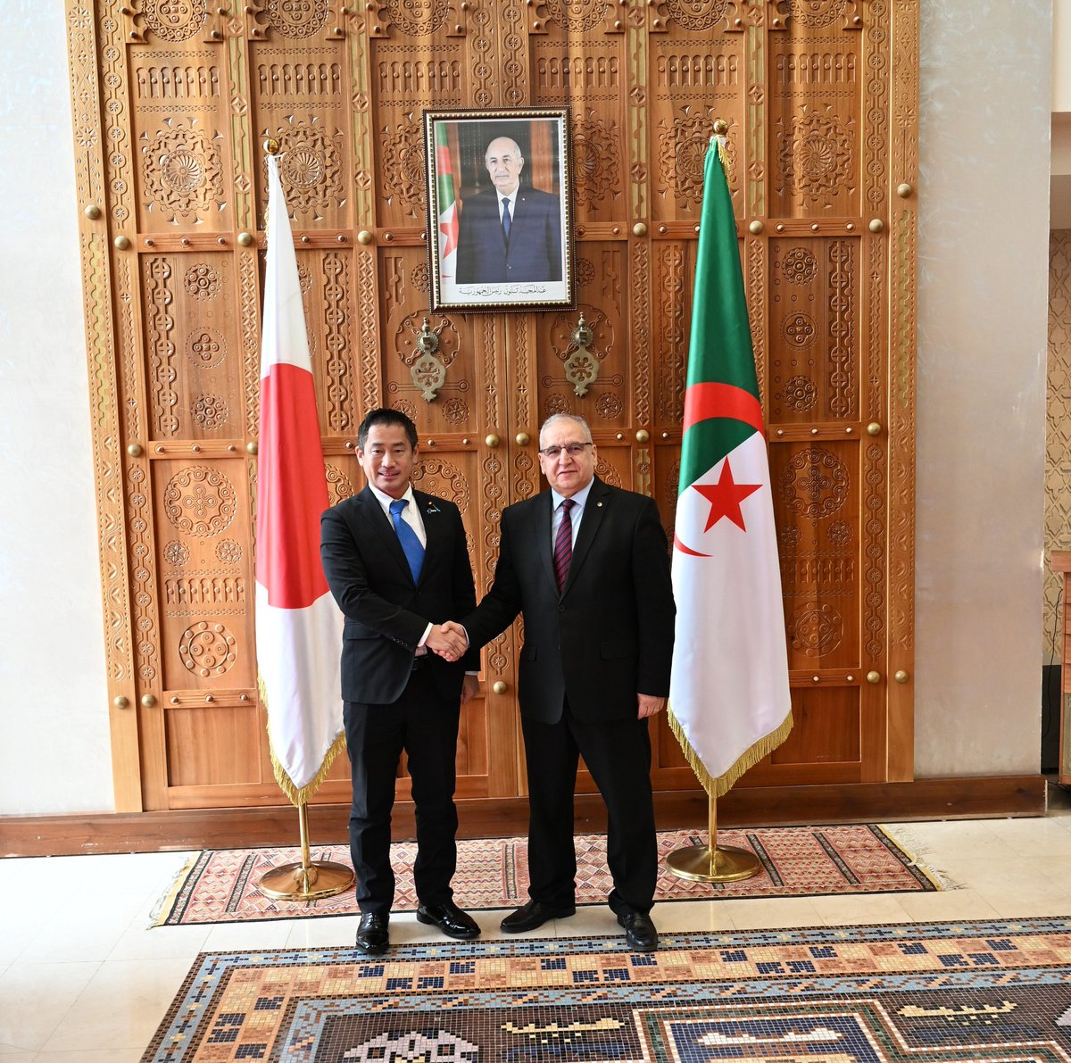 Algeria_MFA's tweet image. عقد صبيحة هذا الخميس، 25 ديسمبر 2025، الأمين العام لوزارة الشؤون الخارجية، السيد لوناس مقرمان، جلسة عمل مع السيد يوهي أويشي، نائب وزير الشؤون الخارجية البرلماني لليابان @MofaJapan_en بمناسبة الزيارة الرسمية التي يقوم بها إلى الجزائر.

🇩🇿🇯🇵