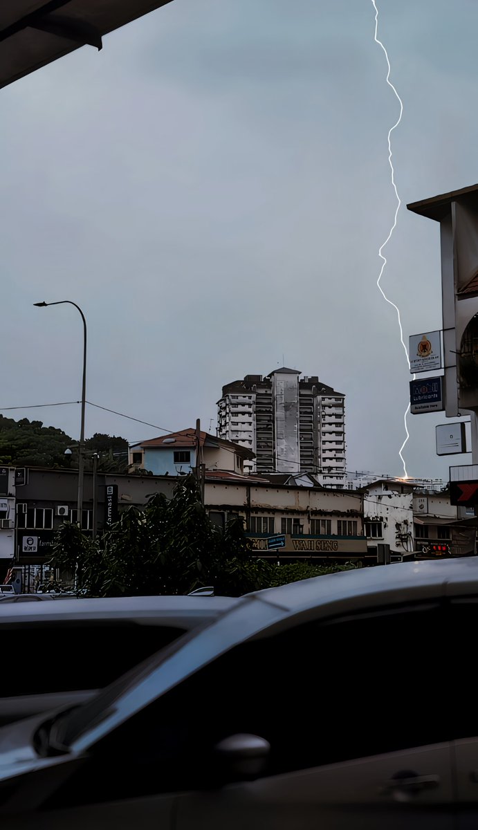 FallenKelvin's tweet photo. #lightningstrike

​#weatherphoto

​#mothernature

​#picoftheday

​"Thunder is impressive; but it is lightning that does the work." > — Mark Twain https://t.co/6qSBBXUZFi