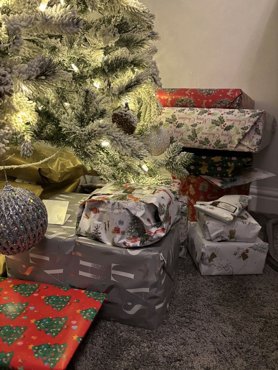 crypticsens's tweet image. Merry Christmas and happy holidays to all of you. hope you get lots of gifts and a lot of mistletoes spawning over your heads. stay warm, safe and enjoy a hot chocolate!!