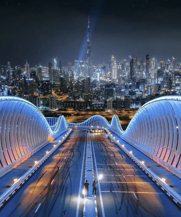 اصعب شيء فالحياة انك تنافس ريال مدريد خارج المعلب

مدريد عنده اتفاقية مع لاعبينه و visit dubai 
ومن قوة نفوذه سحب لامين من برشلونة ورجع زلاتان من الاعتزال وخلاهم يروحون دبي 

ما لقى فالذهب عيب قال بريقه يعمي 

دبي ابعد عن خيالك والله 
ماتقدر توصل لدبي 😮‍💨😮‍💨🇦🇪