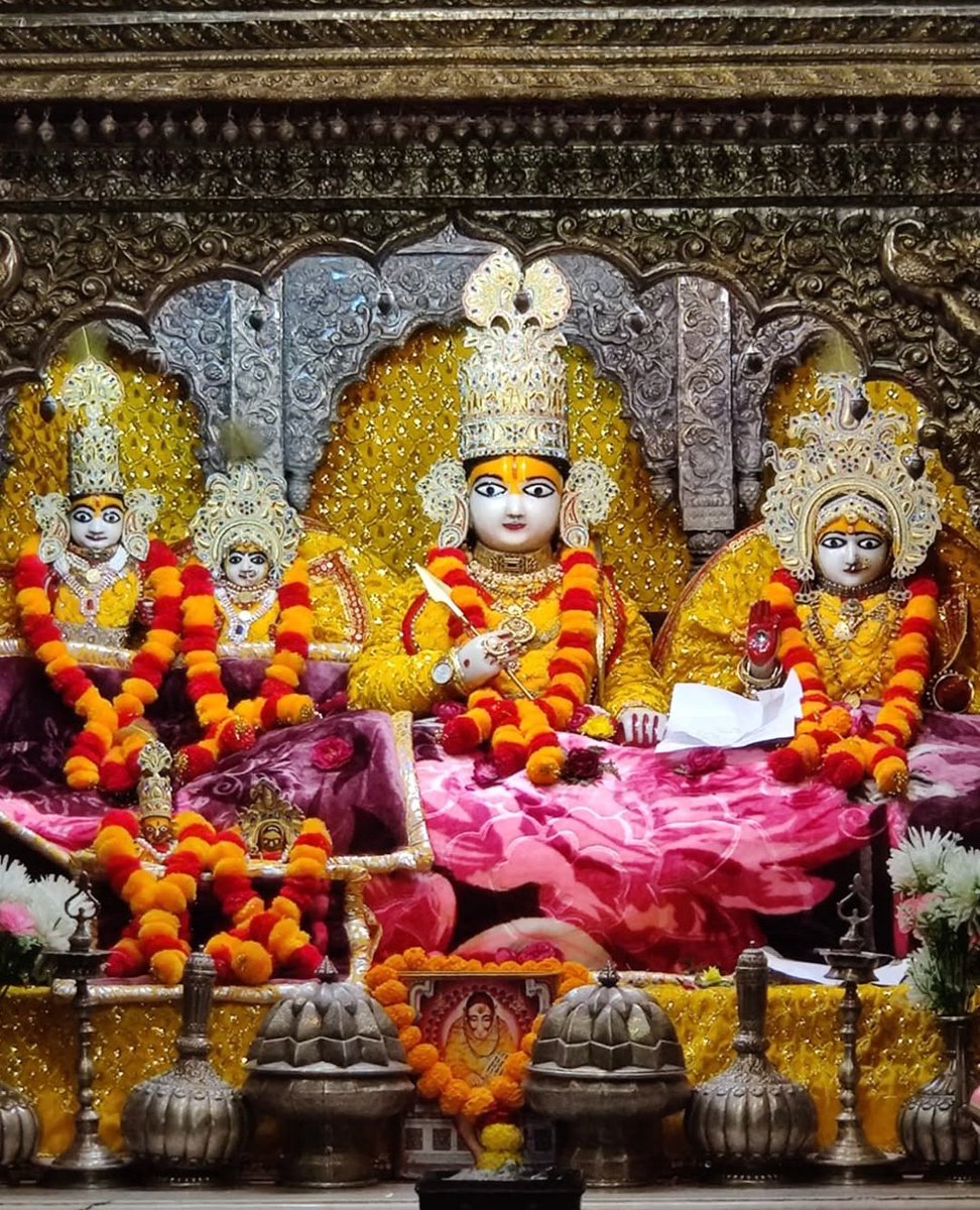 #रामलाल_प्रभू का आज #25दिसंबर2025 का #दिव्य_श्रंगार_दर्शन 😔🙏🏻
भाँति अनेक संभु समुझावा। भावी बस न ग्यानु उर आवा॥
कह प्रभु जाहु जो बिनहिं बोलाएँ। नहिं भलि बात हमारे भाएँ॥
#divyasringardarshan #aajkasringardarshan #shriramlala #shriramcharitmanas #balkand #25december2025 #thursday