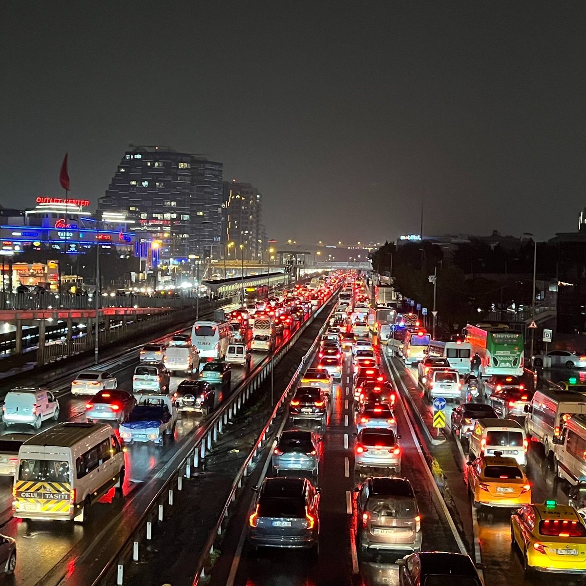 İstanbul'da trafik yine kilit yoğunluk %90'a ulaştı.

Ah İstanbul ah kendin ettin kendin buldun...