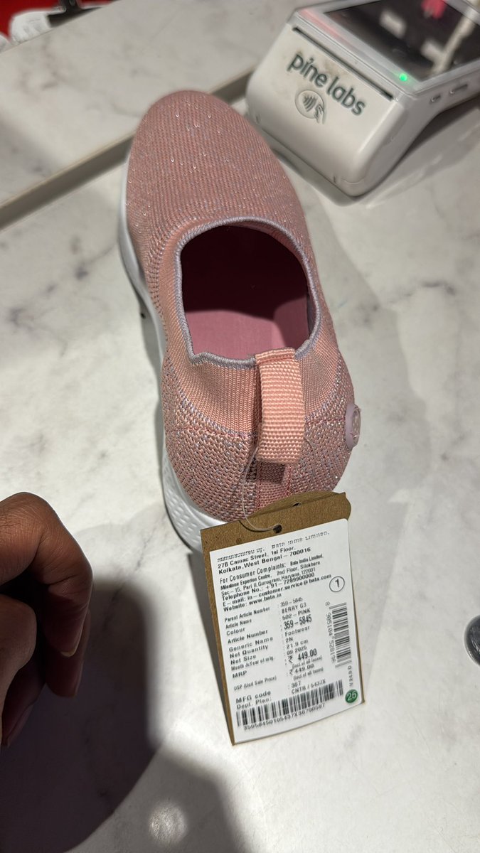 yuvvee's tweet photo. @BATA_India your Sarjapur Road store overcharging by 10% stating prices have changed. #fraud #customerservicefail https://t.co/IkV1iliDMu