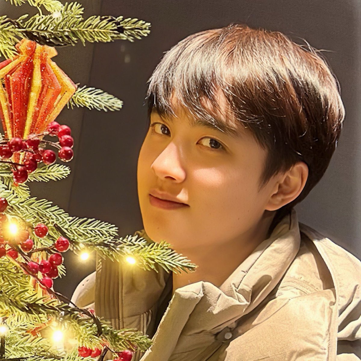 kaisooside's tweet photo. HAPPY X’MAS to everyone who celebrates it today🎄🎄🎄 https://t.co/yCqGCh3wrF